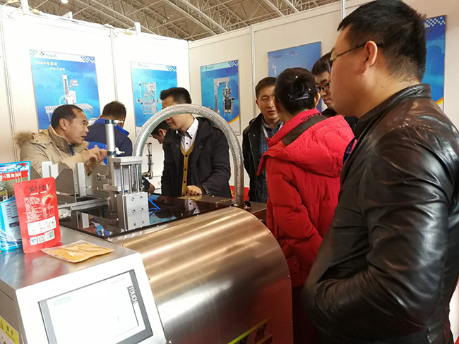 星格醬料包裝機(jī)在北京火鍋食材展會上深受喜愛(圖2)