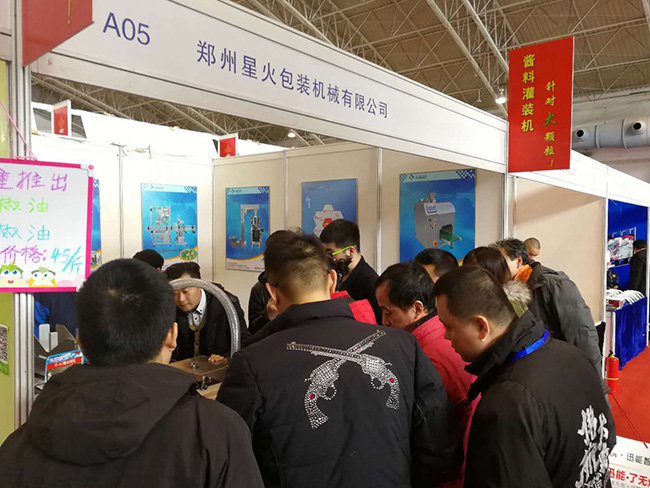 星格醬料包裝機(jī)在北京火鍋食材展會上深受喜愛(圖3)