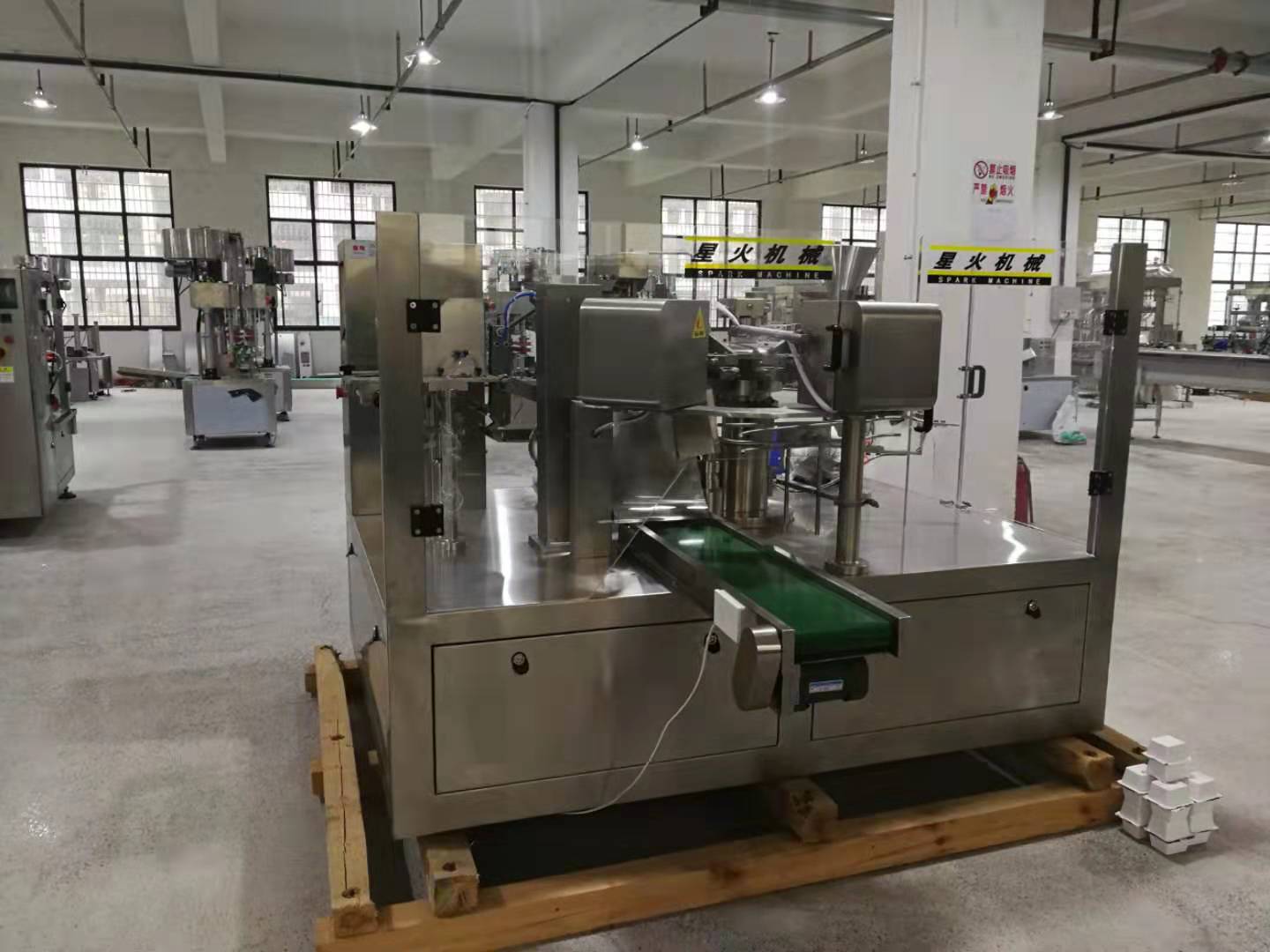 全自動(dòng)給袋式醬料包裝機(jī)實(shí)現(xiàn)自動(dòng)化、智能化(圖1)